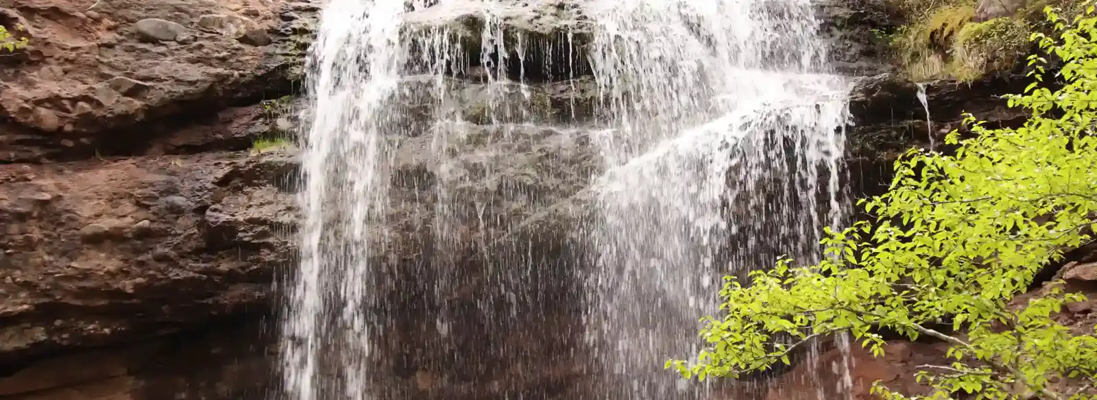 Ein Wasserfall im Wald – Sinnbild für Bewegung, Fluss und Gleichgewicht